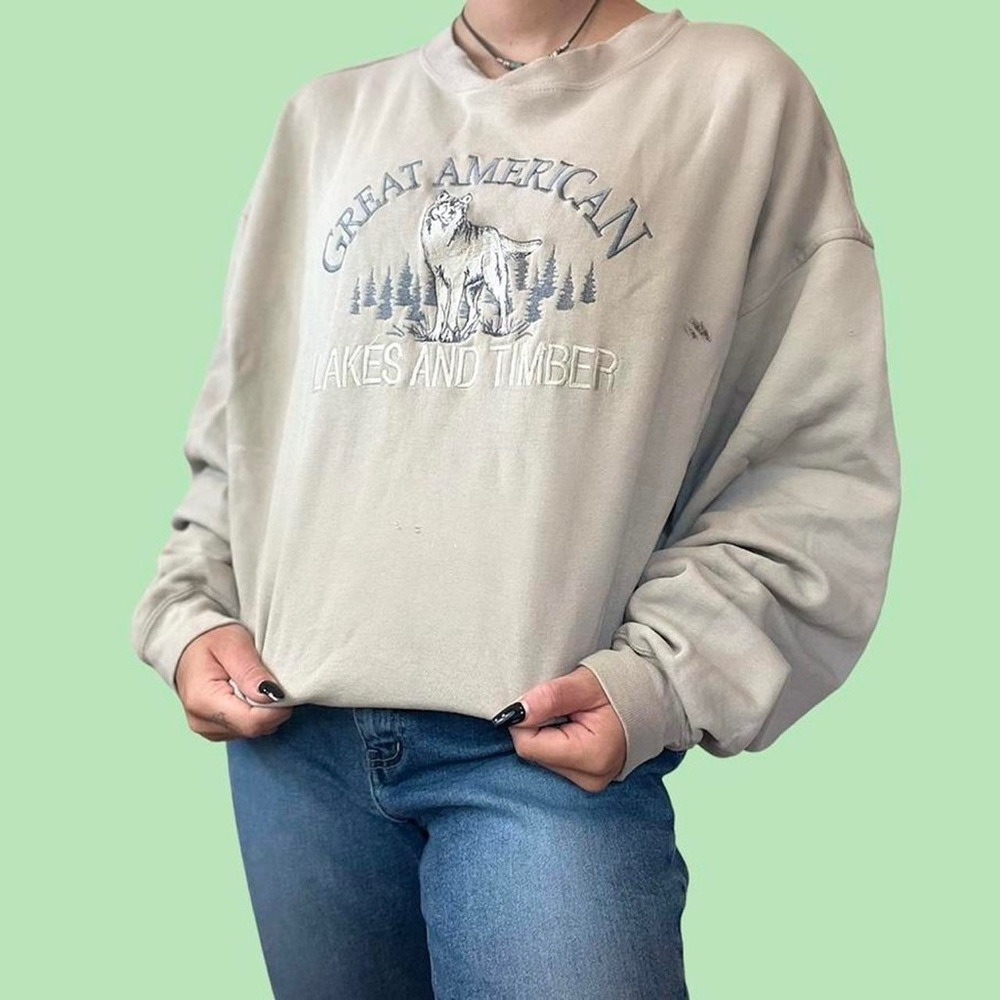 Adorable 90s vintage tan beige Wolf animal nature cropped long sleeve crewneck